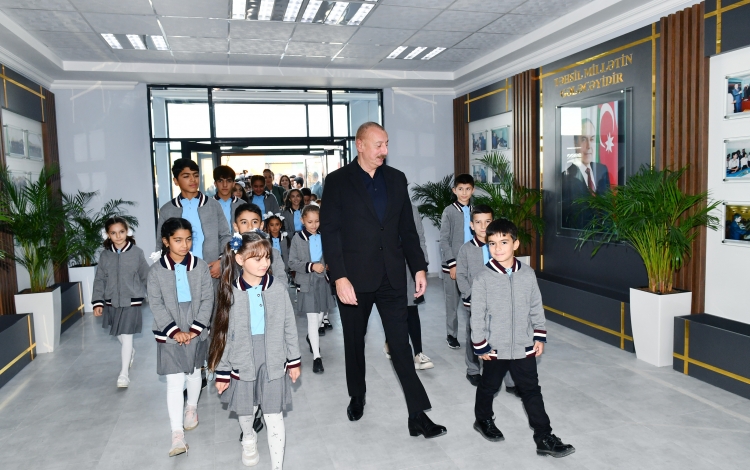 Prezident və xanımı Ağalı kənd orta məktəbinin şagird-müəllim kollektivi və sakinlərlə görüşüb -