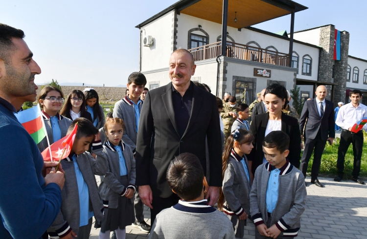 Prezident və xanımı Ağalı kənd orta məktəbinin şagird-müəllim kollektivi və sakinlərlə görüşüb -