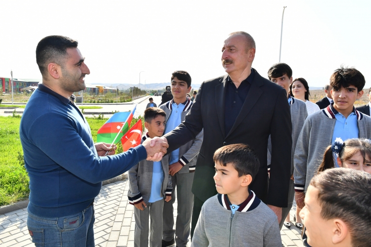 Prezident və xanımı Ağalı kənd orta məktəbinin şagird-müəllim kollektivi və sakinlərlə görüşüb -