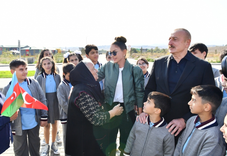Prezident və xanımı Ağalı kənd orta məktəbinin şagird-müəllim kollektivi və sakinlərlə görüşüb -