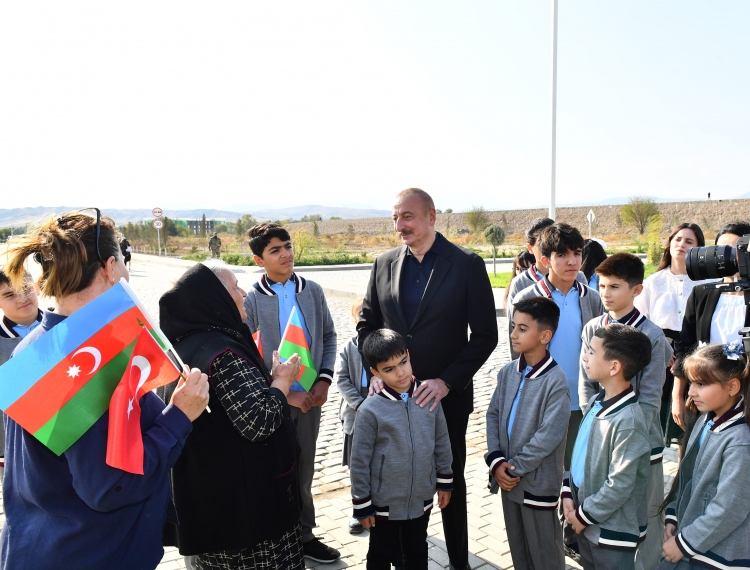 Prezident və xanımı Ağalı kənd orta məktəbinin şagird-müəllim kollektivi və sakinlərlə görüşüb -