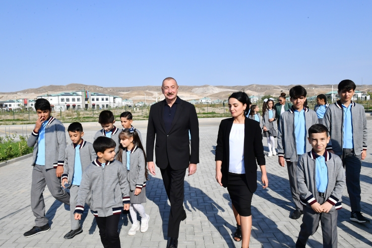 Prezident və xanımı Ağalı kənd orta məktəbinin şagird-müəllim kollektivi və sakinlərlə görüşüb -
