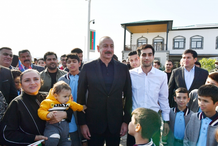 Prezident və xanımı Ağalı kənd orta məktəbinin şagird-müəllim kollektivi və sakinlərlə görüşüb -