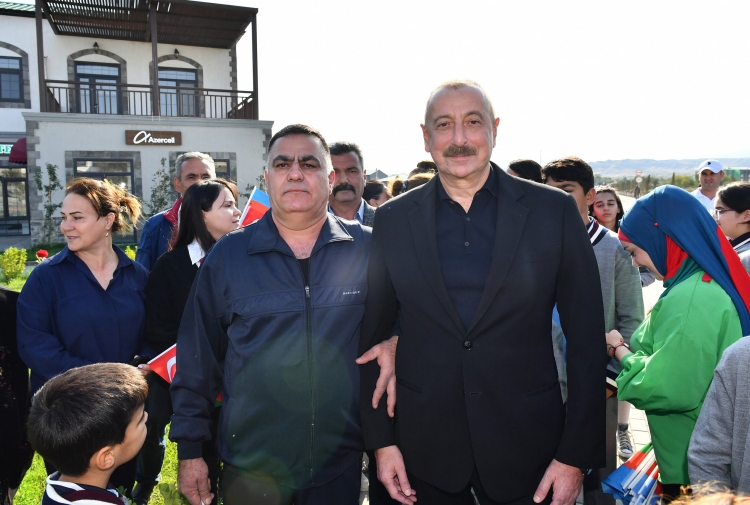Prezident və xanımı Ağalı kənd orta məktəbinin şagird-müəllim kollektivi və sakinlərlə görüşüb -
