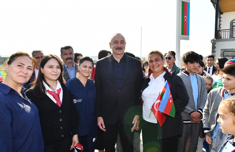 Prezident və xanımı Ağalı kənd orta məktəbinin şagird-müəllim kollektivi və sakinlərlə görüşüb -