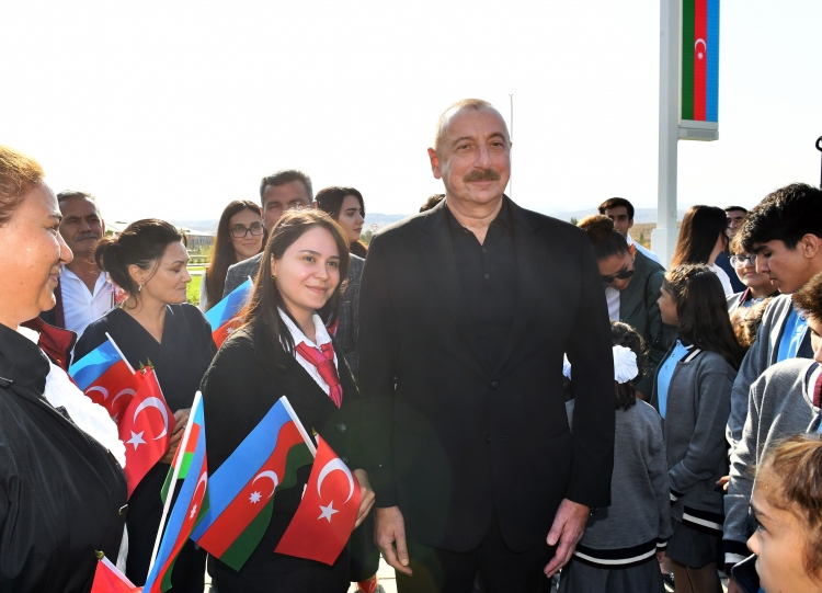 Prezident və xanımı Ağalı kənd orta məktəbinin şagird-müəllim kollektivi və sakinlərlə görüşüb -