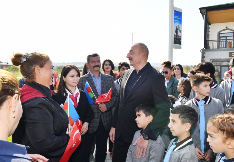Prezident və xanımı Ağalı kənd orta məktəbinin şagird-müəllim kollektivi və sakinlərlə görüşüb -