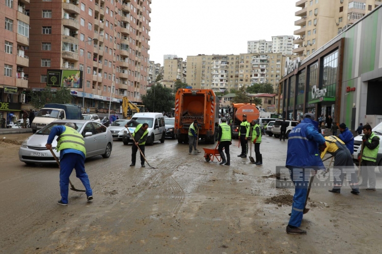 Yasamalda su borusu partlayıb, ətrafı su basıb -