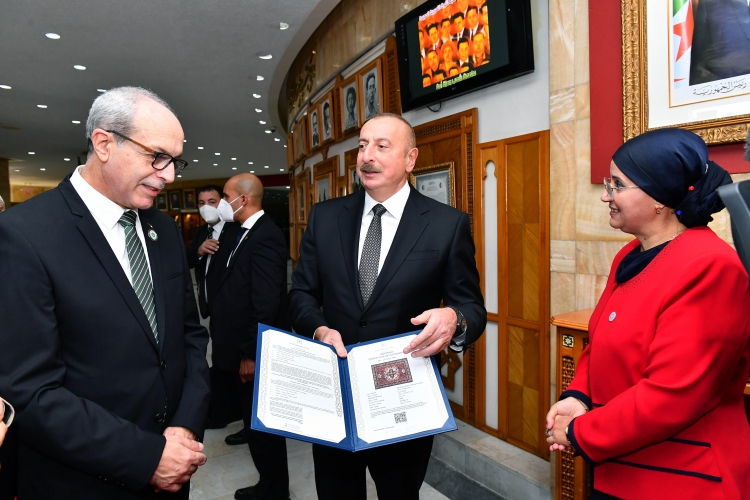 Prezident İlham Əliyev Əlcəzairdə Şəhidlər abidəsini və Milli Mücahidlər Muzeyini ziyarət edib -