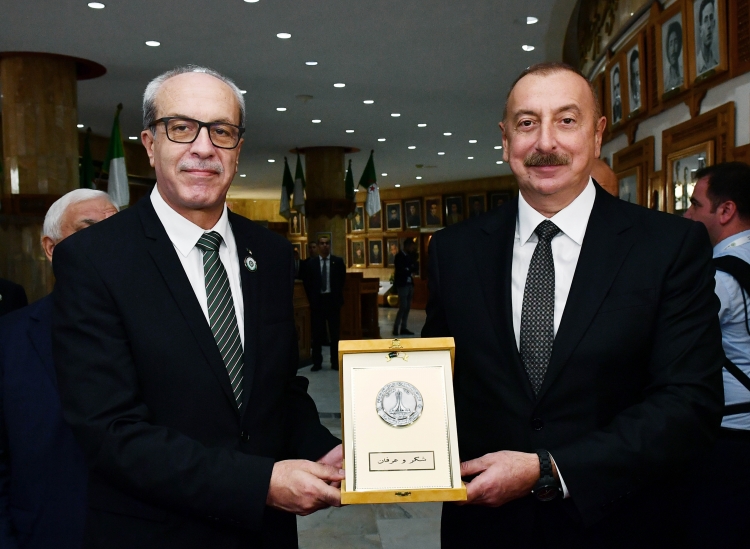 Prezident İlham Əliyev Əlcəzairdə Şəhidlər abidəsini və Milli Mücahidlər Muzeyini ziyarət edib -
