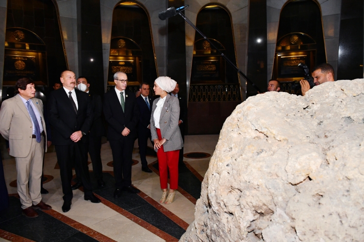 Prezident İlham Əliyev Əlcəzairdə Şəhidlər abidəsini və Milli Mücahidlər Muzeyini ziyarət edib -