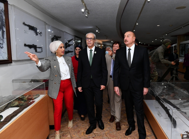 Prezident İlham Əliyev Əlcəzairdə Şəhidlər abidəsini və Milli Mücahidlər Muzeyini ziyarət edib -