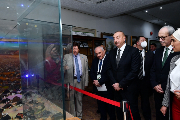 Prezident İlham Əliyev Əlcəzairdə Şəhidlər abidəsini və Milli Mücahidlər Muzeyini ziyarət edib -