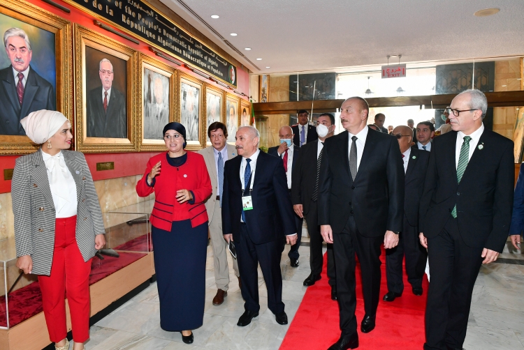 Prezident İlham Əliyev Əlcəzairdə Şəhidlər abidəsini və Milli Mücahidlər Muzeyini ziyarət edib -