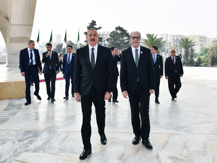 Prezident İlham Əliyev Əlcəzairdə Şəhidlər abidəsini və Milli Mücahidlər Muzeyini ziyarət edib -