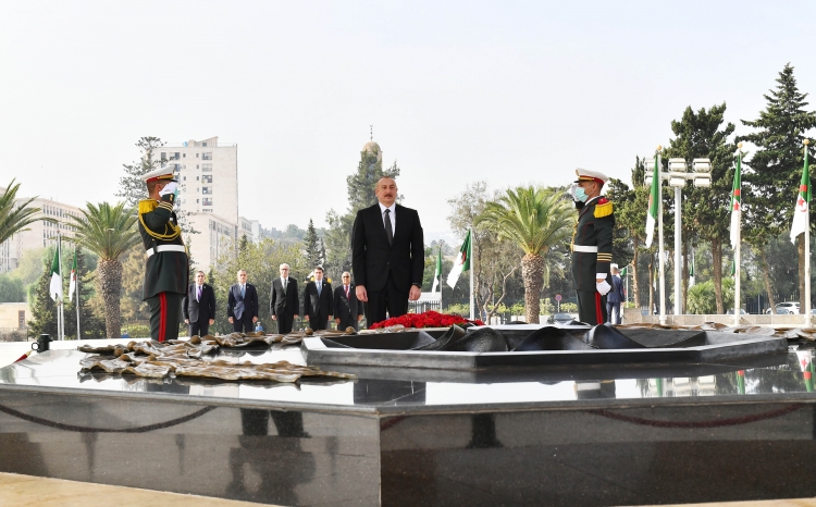 Prezident İlham Əliyev Əlcəzairdə Şəhidlər abidəsini və Milli Mücahidlər Muzeyini ziyarət edib -
