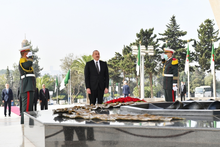 Prezident İlham Əliyev Əlcəzairdə Şəhidlər abidəsini və Milli Mücahidlər Muzeyini ziyarət edib -