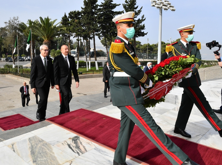 Prezident İlham Əliyev Əlcəzairdə Şəhidlər abidəsini və Milli Mücahidlər Muzeyini ziyarət edib -