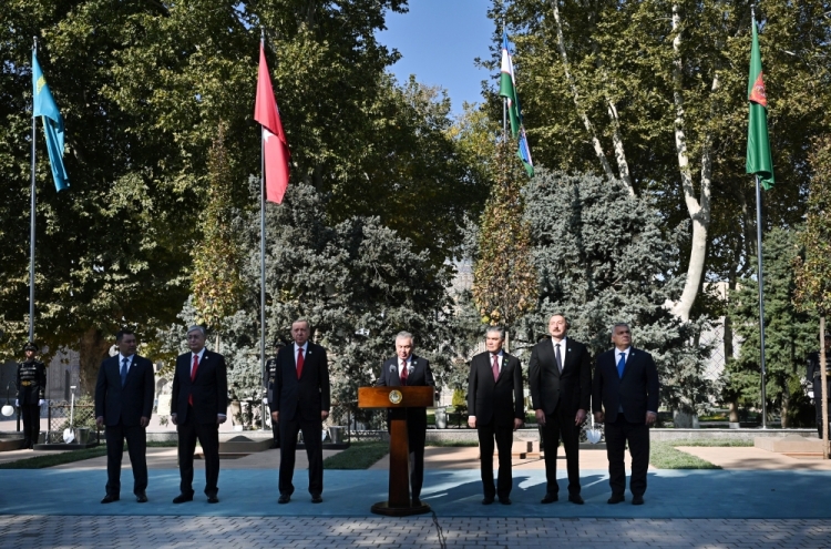 Liderlər Səmərqəndin "Registan" meydanında ağac əkiblər