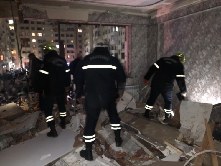 Xırdalanda yaşayış binasında partlayış olub, xəsarət alanlar var -