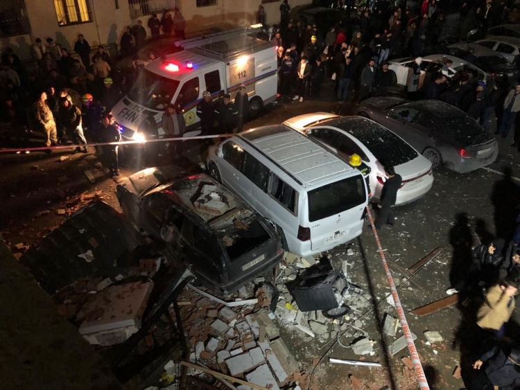 Xırdalanda yaşayış binasında partlayış olub, xəsarət alanlar var -