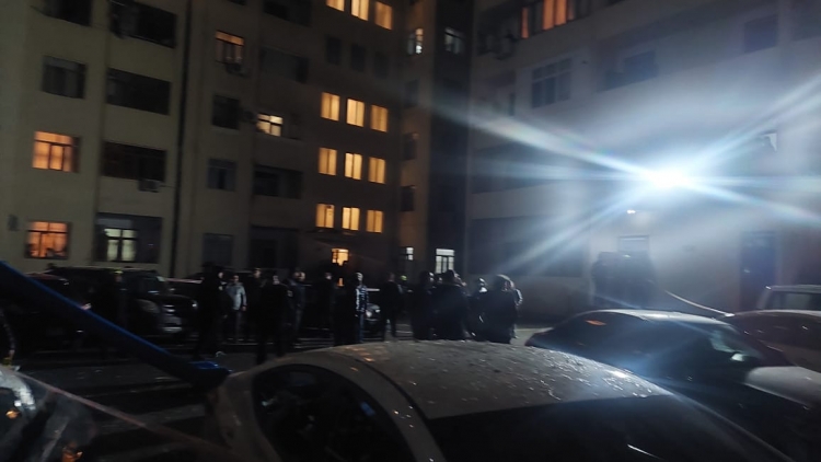 Xırdalanda yaşayış binasında partlayış olub, xəsarət alanlar var -