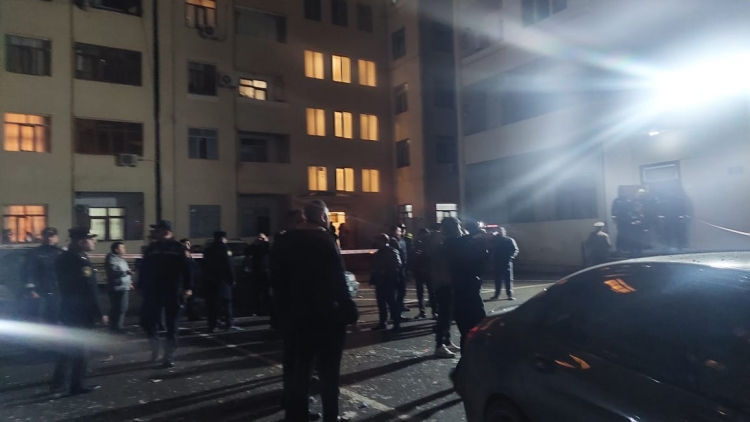 Xırdalanda yaşayış binasında partlayış olub, xəsarət alanlar var -