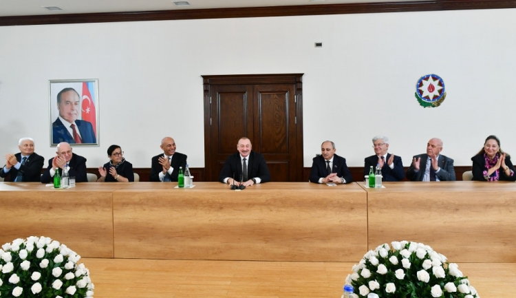 İlham Əliyev Qərbi Azərbaycan İcmasının inzibati binasında yaradılan şəraitlə tanış olub -