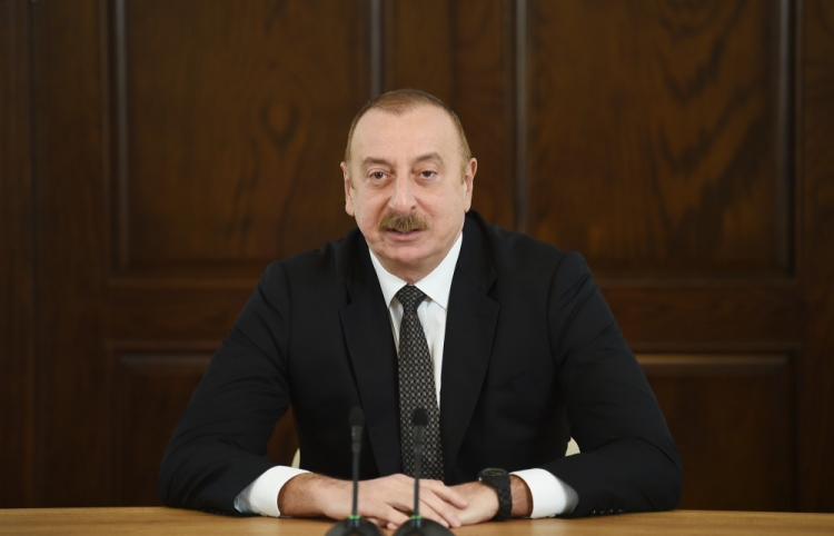 İlham Əliyev Qərbi Azərbaycan İcmasının inzibati binasında yaradılan şəraitlə tanış olub -