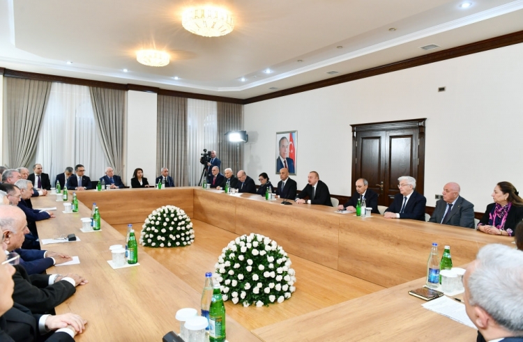İlham Əliyev Qərbi Azərbaycan İcmasının inzibati binasında yaradılan şəraitlə tanış olub -