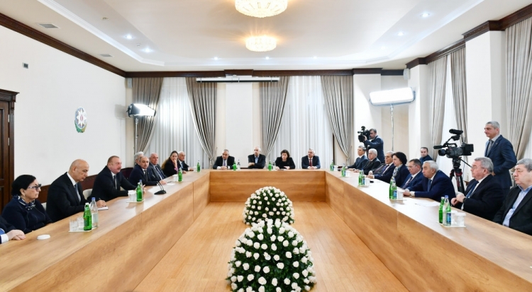 İlham Əliyev Qərbi Azərbaycan İcmasının inzibati binasında yaradılan şəraitlə tanış olub -