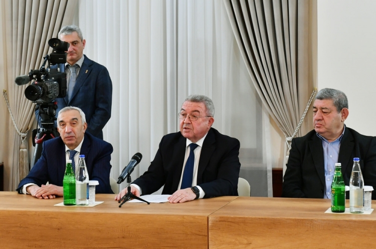 İlham Əliyev Qərbi Azərbaycan İcmasının inzibati binasında yaradılan şəraitlə tanış olub -