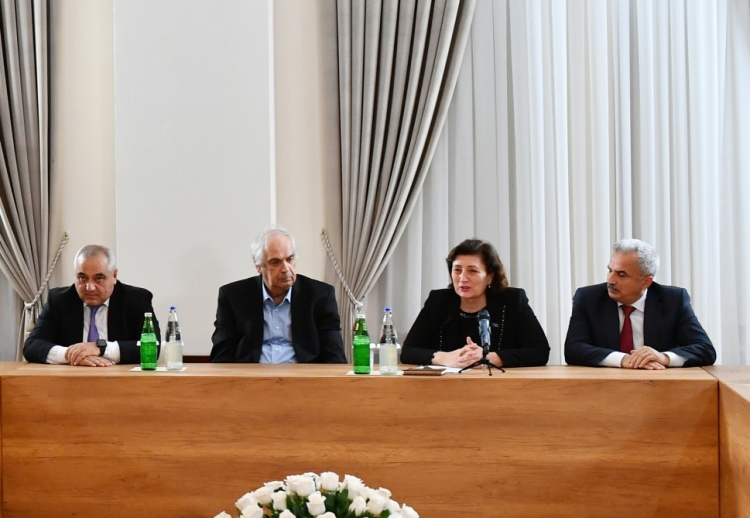 İlham Əliyev Qərbi Azərbaycan İcmasının inzibati binasında yaradılan şəraitlə tanış olub -