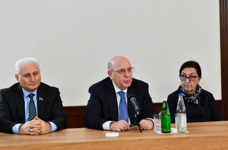 İlham Əliyev Qərbi Azərbaycan İcmasının inzibati binasında yaradılan şəraitlə tanış olub -