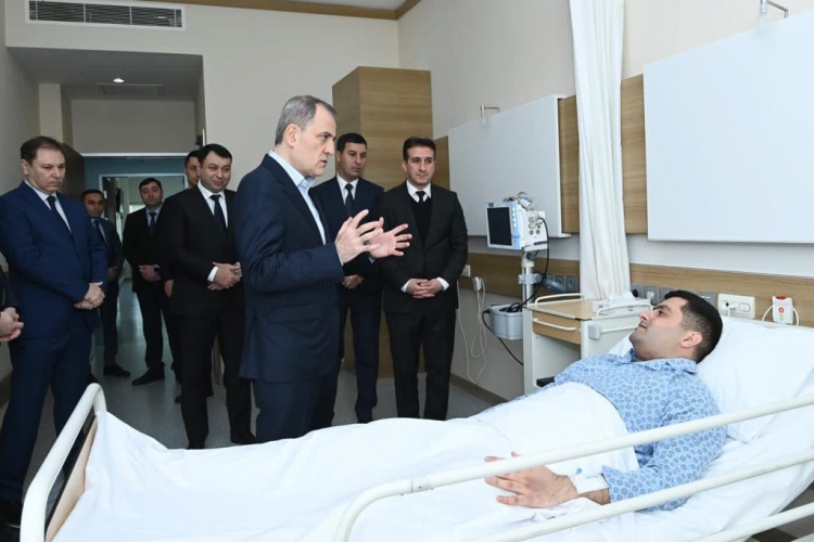 Nazir səfirlikdəki terrorda yaralananları ziyarət edib