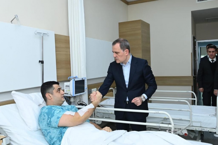 Nazir səfirlikdəki terrorda yaralananları ziyarət edib