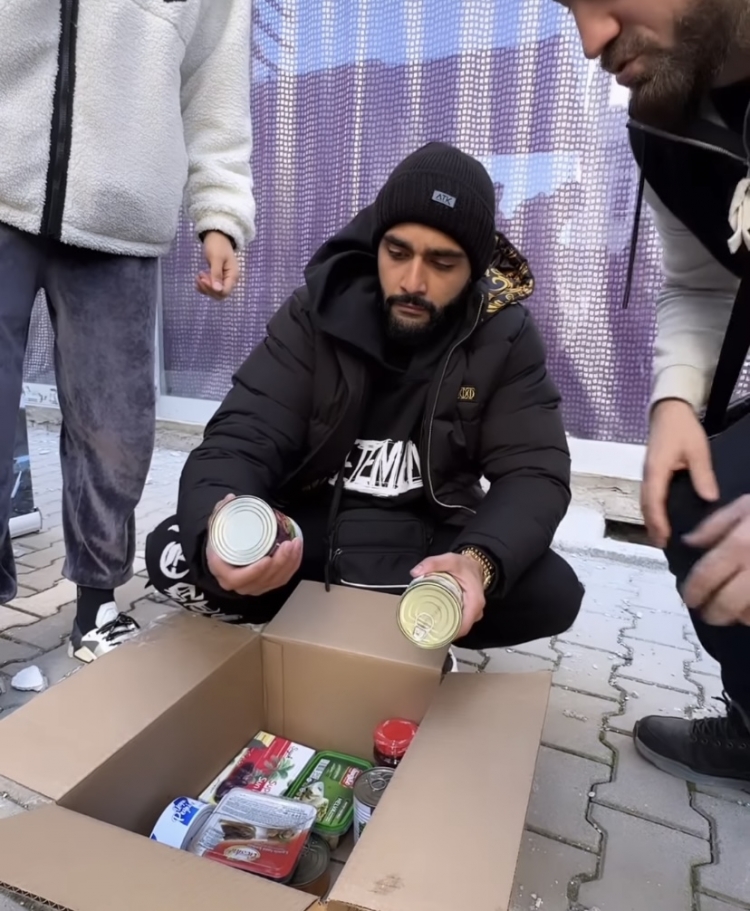 Azərbaycanlı bloger Türkiyəyə yardım aparıb -