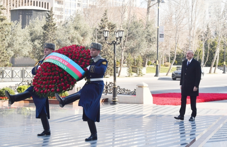 Prezident Xocalı soyqırımı abidəsini ziyarət edib