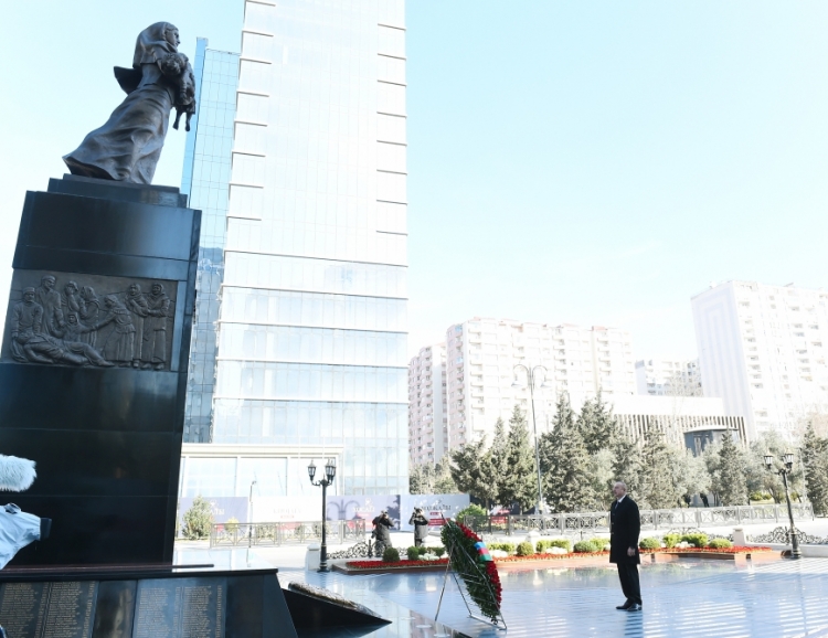 Prezident Xocalı soyqırımı abidəsini ziyarət edib