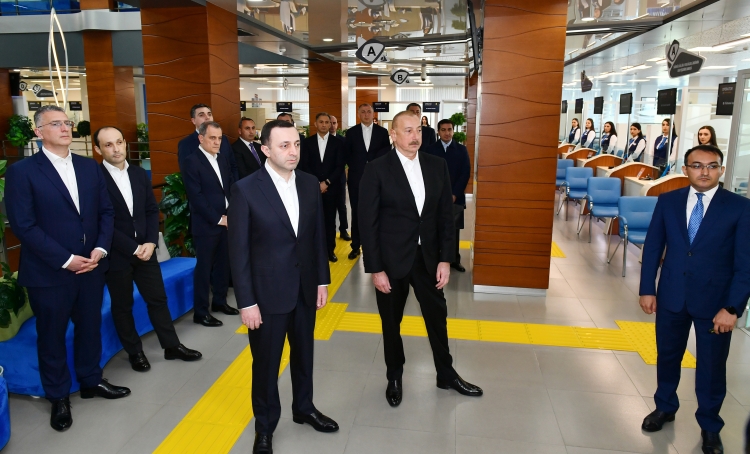 İlham Əliyev və Baş nazir İrakli Qaribaşvili Qəbələ regional “ASAN xidmət“ mərkəzində olublar