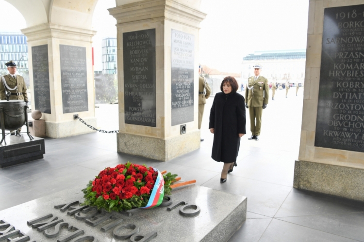 Sahibə Qafarova “Naməlum əsgər” abidəsini ziyarət edib