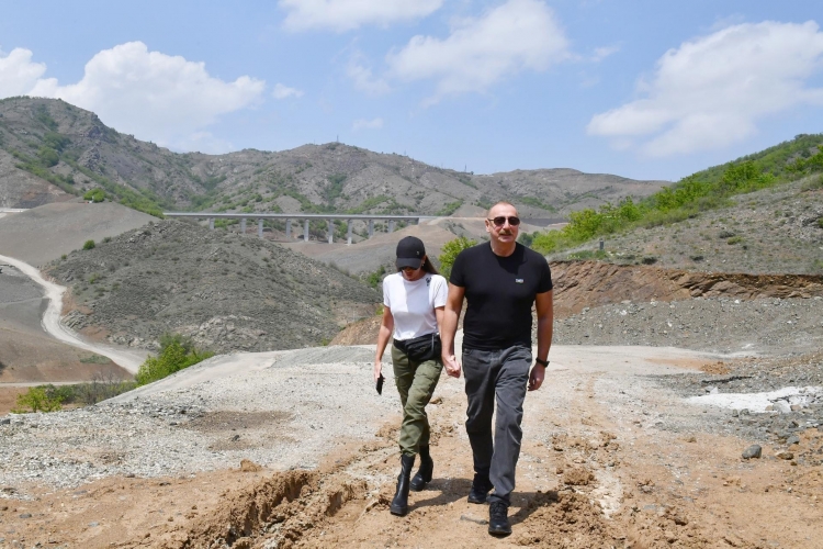 Prezident və xanımı Əhmədbəyli-Füzuli-Şuşa yolundakı işlərlə tanış olub -