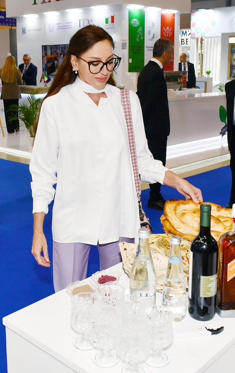 İlham Əliyev və Mehriban Əliyeva XVI “Caspian Agro” və XXVIII “İnterFood Azerbaijan” sərgiləri ilə tanış olublar -