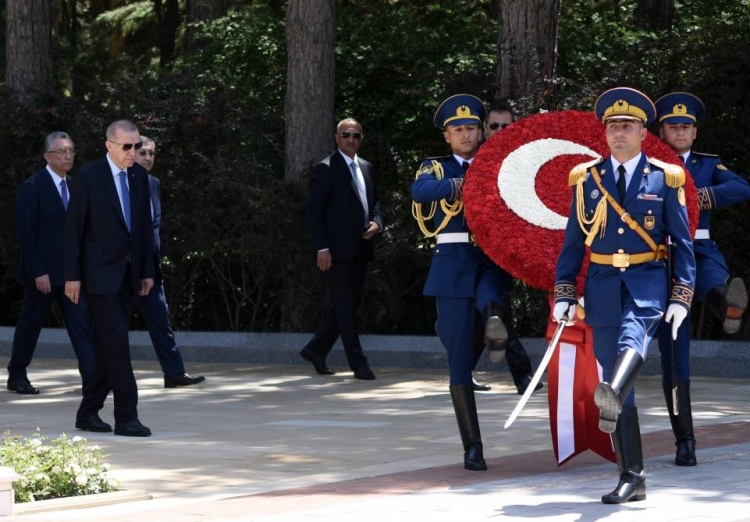 Ərdoğan Ulu Öndər Heydər Əliyevin məzarını ziyarət edib -