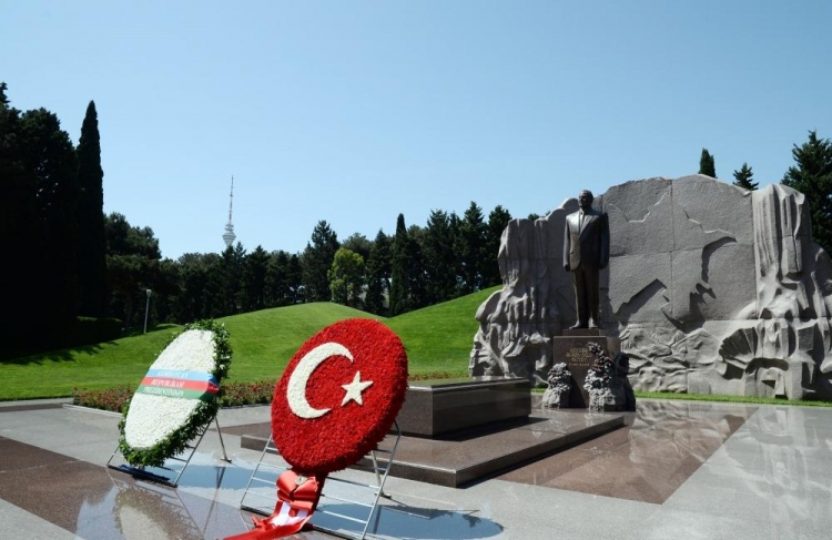 Ərdoğan Ulu Öndər Heydər Əliyevin məzarını ziyarət edib -