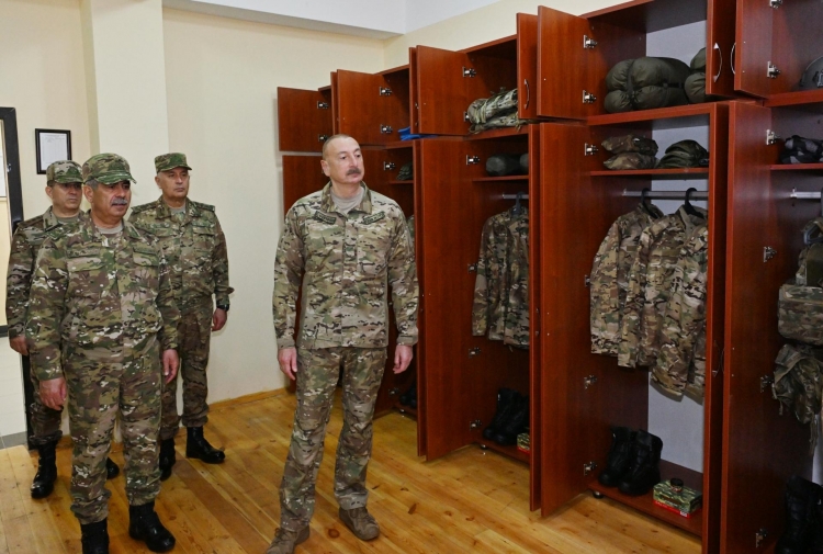 Prezident Müdafiə Nazirliyinin komando hərbi hissəsində olub -