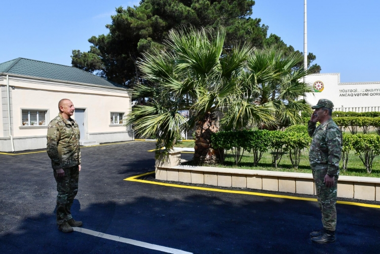 Prezident Müdafiə Nazirliyinin komando hərbi hissəsində olub -