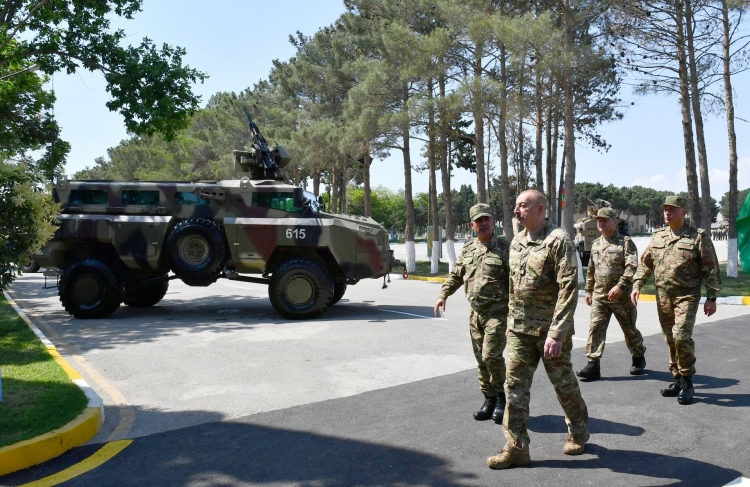 Prezident Müdafiə Nazirliyinin komando hərbi hissəsində olub -
