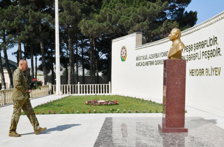 Prezident Müdafiə Nazirliyinin komando hərbi hissəsində olub -