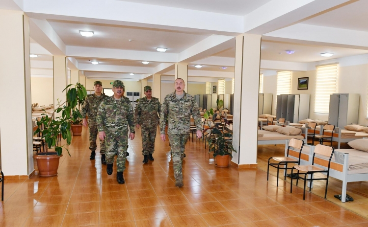 Prezident Müdafiə Nazirliyinin komando hərbi hissəsində olub -